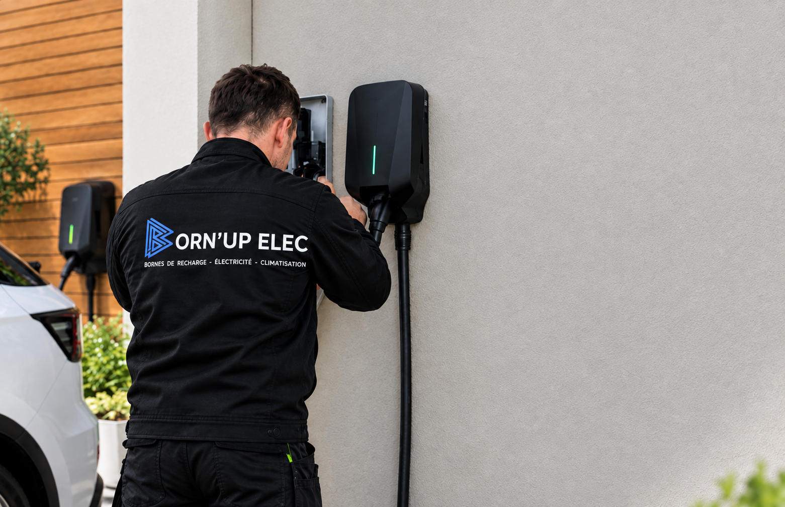 Électricien Born'up Elec installant une borne de recharge